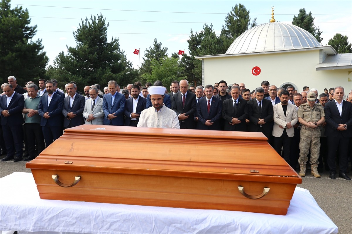 Cumhurbaşkanı Yardımcısı Cevdet Yılmaz, hayatını kaybeden yeğeni Şiyar Güneş'in Bingöl'deki cenaze...