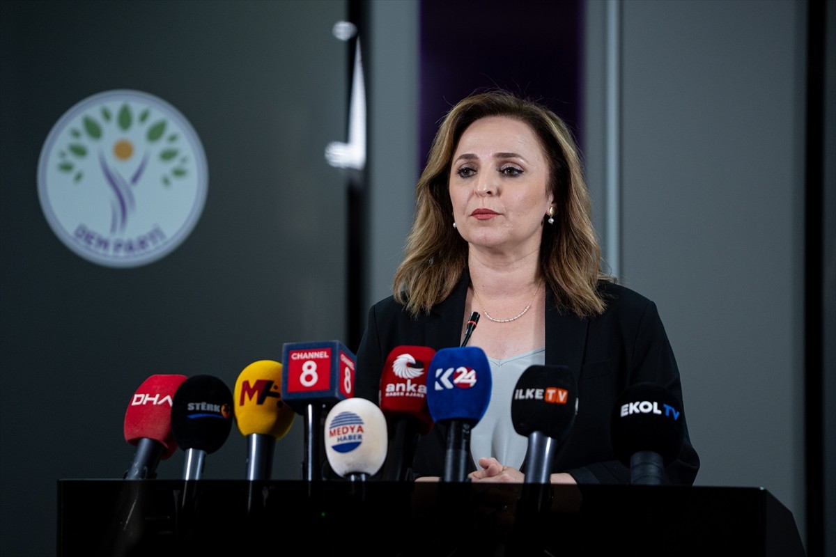 DEM Parti Sözcüsü Ayşegül Doğan, partisinin devam eden Merkez Yürütme Kurulu (MYK) toplantısına...