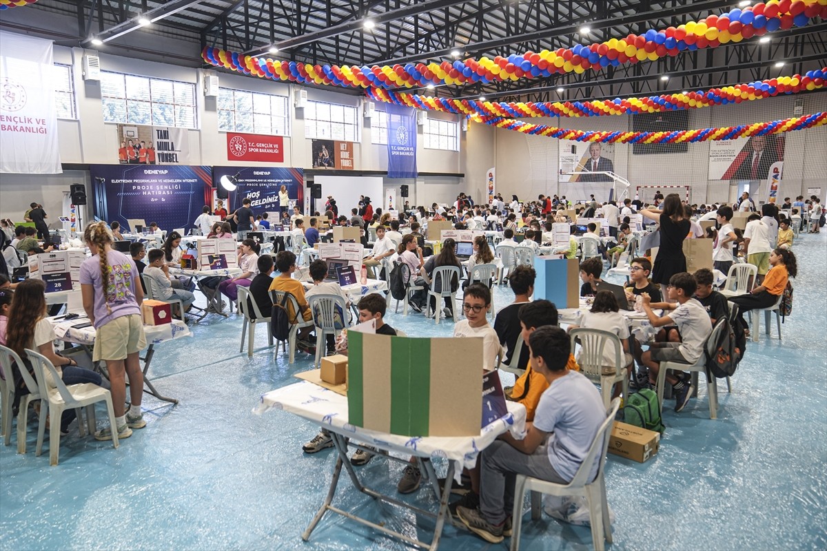 DENEYAP Teknoloji Atölyeleri öğrencilerinin katıldığı Elektronik Programlama ve Nesnelerin...