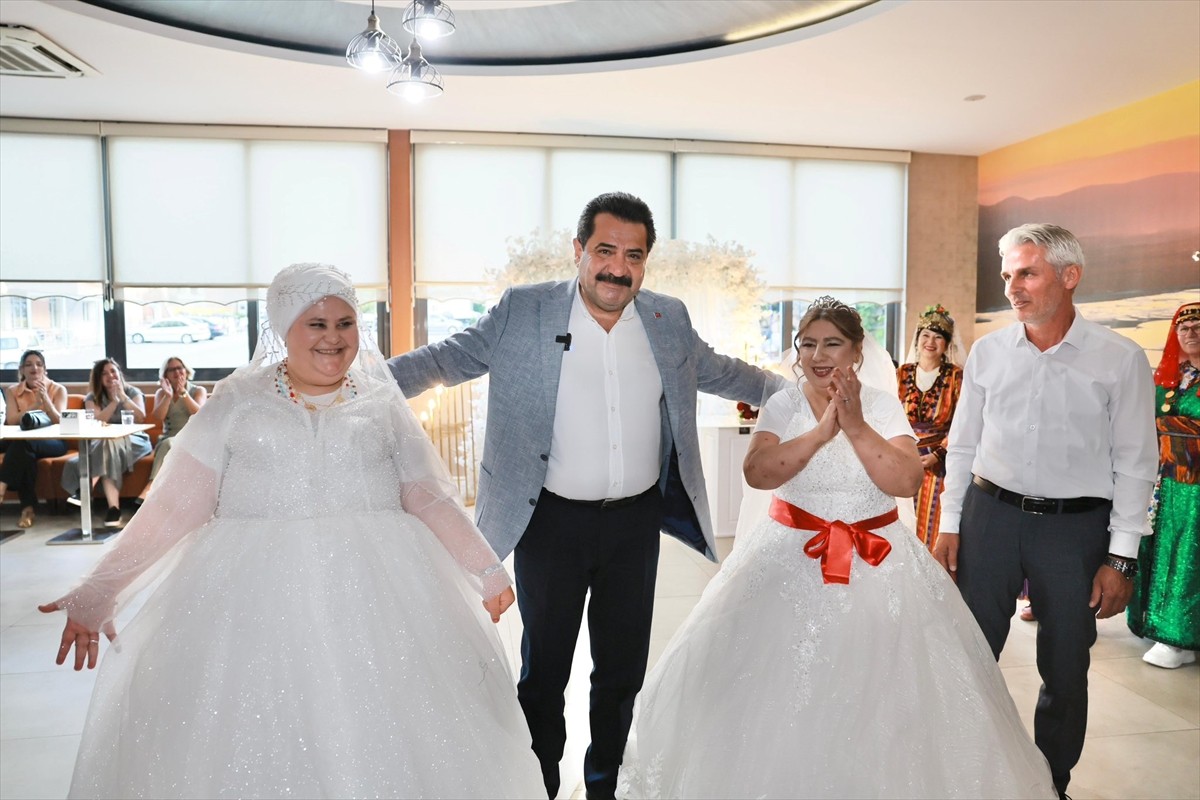 Denizli'nin Pamukkale ilçesinde yaşayan down sendromlu Gülizar Kızılhan ve Selma Erfidan'ın gelin...