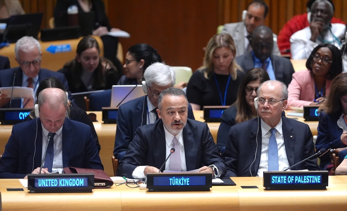 Dışişleri Bakan Yardımcısı Nuh Yılmaz (ortada), BM'de Filistin meselesine barışçıl bir çözüm...