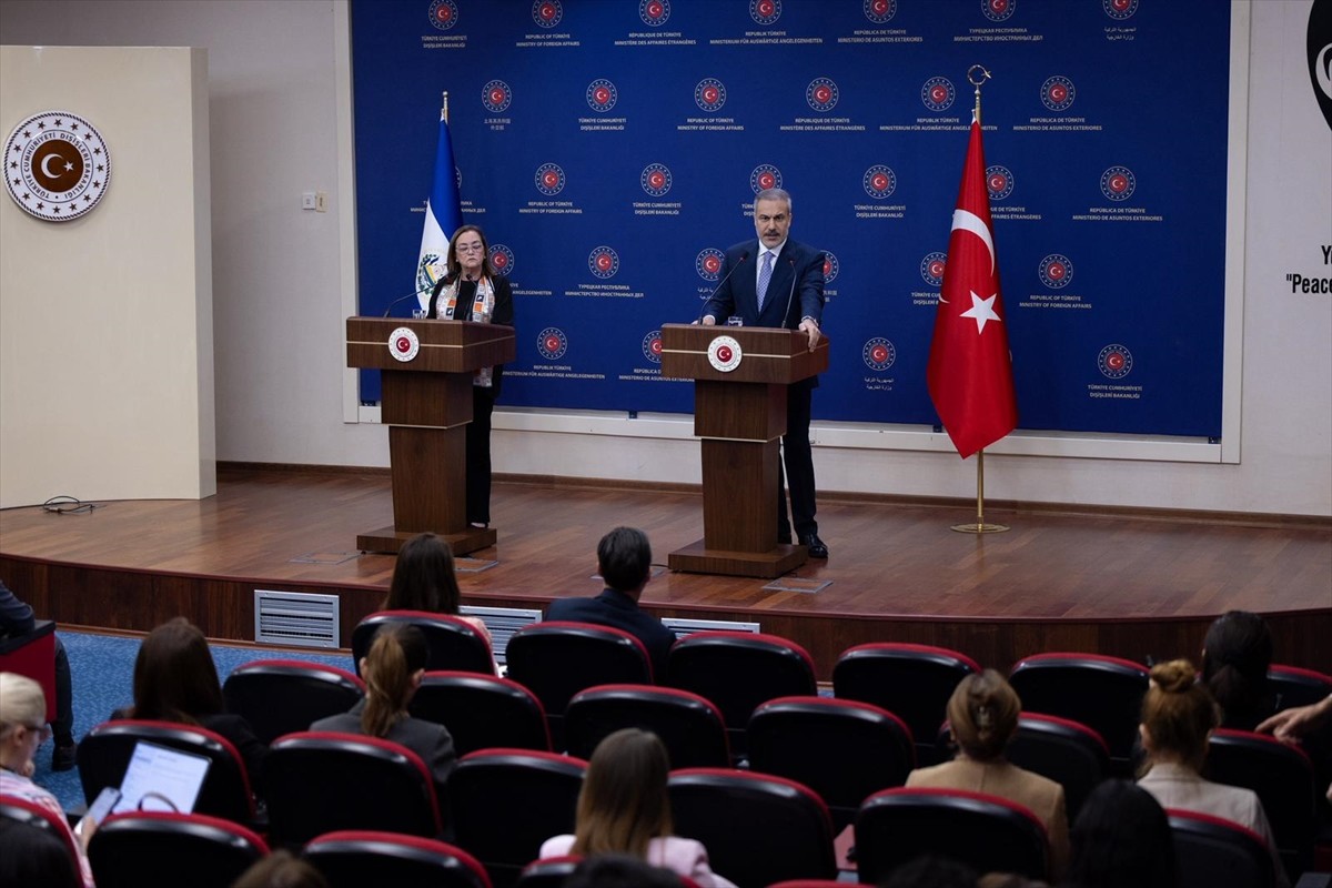 Dışişleri Bakanı Hakan Fidan (sağda), El Salvador Dışişleri Bakanı Alexandra Hill (solda) ile...