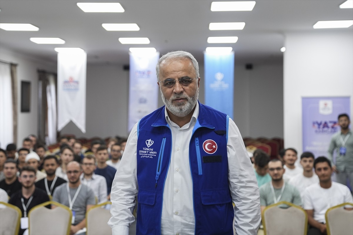 Diyanet İşleri Başkan Yardımcısı ve Türkiye Diyanet Vakfı (TDV) Mütevelli Heyeti 2. Başkanı Burhan...