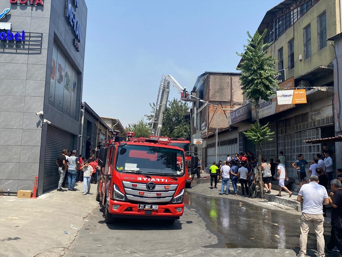 Diyarbakır'da 1. Sanayi Sitesi'ndeki bir iş yerinde çıkan yangın, itfaiye ekiplerinin...