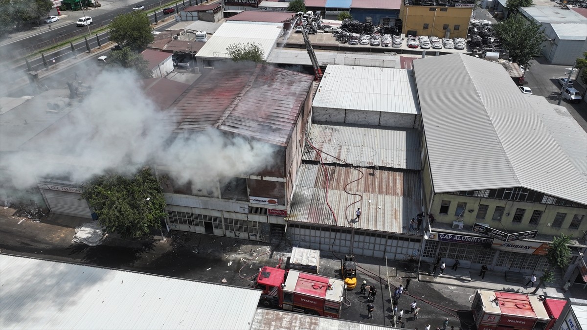 Diyarbakır'da 1. Sanayi Sitesi'ndeki bir iş yerinde çıkan yangına müdahale ediliyor. 