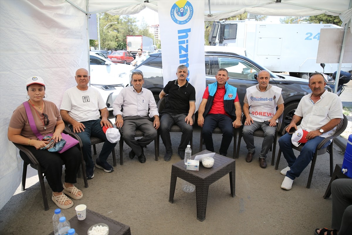 Diyarbakır'da bazı belediyelerde işten çıkarılan işçilerin eylemi devam ediyor.