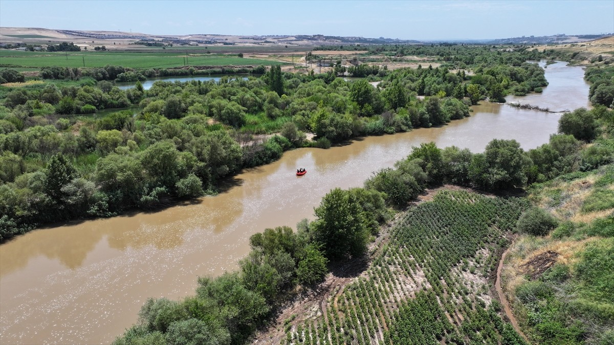 Diyarbakır'da Dicle Nehri'nde boğulma tehlikesi geçiren kardeşini ve yakınını kurtarmak isterken...