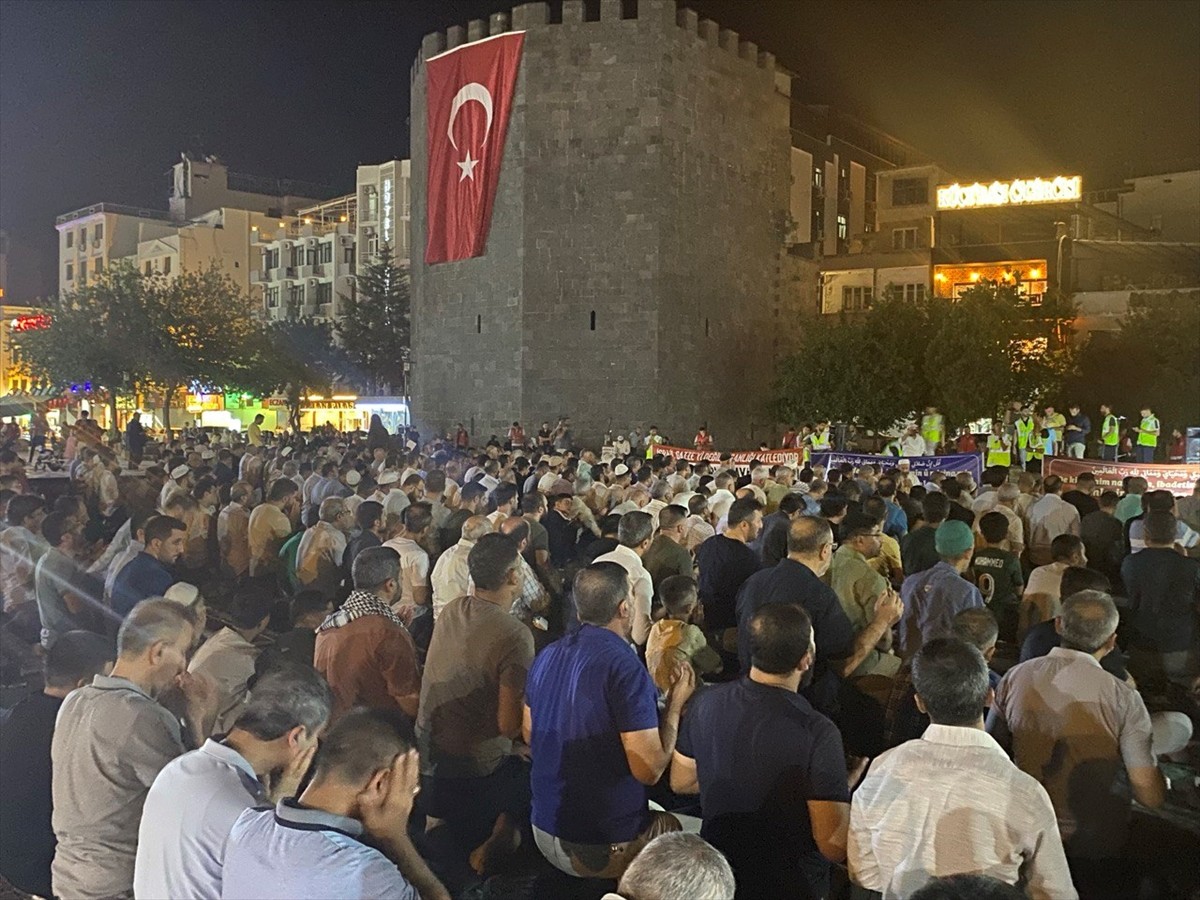  Diyarbakır'da, İsrail'in Gazze'ye yönelik saldırıları protesto edildi. Dağkapı Meydanı'nda bir...