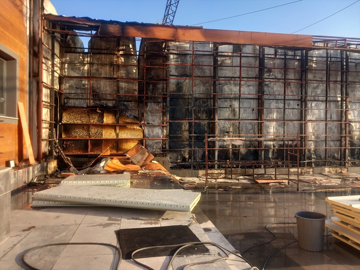 Diyarbakır'da Kent Orman'da bir kafede çıkan yangın, itfaiye ekiplerince söndürüldü.