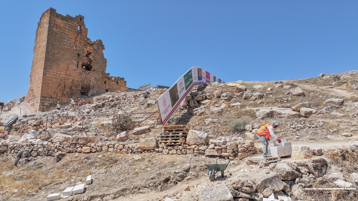 Diyarbakır'da, Roma İmparatorluğu döneminde "askeri yerleşim" olarak kullanılan, arkeolojik...