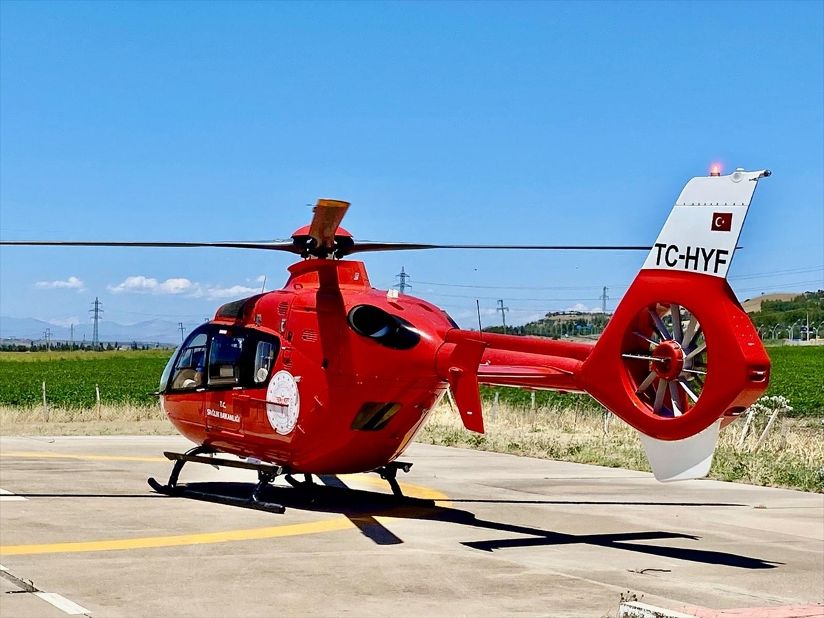 Diyarbakır'ın Lice ilçesinde sağ el bileği tendonu kesilen kişi, ambulans helikopterle hastaneye...