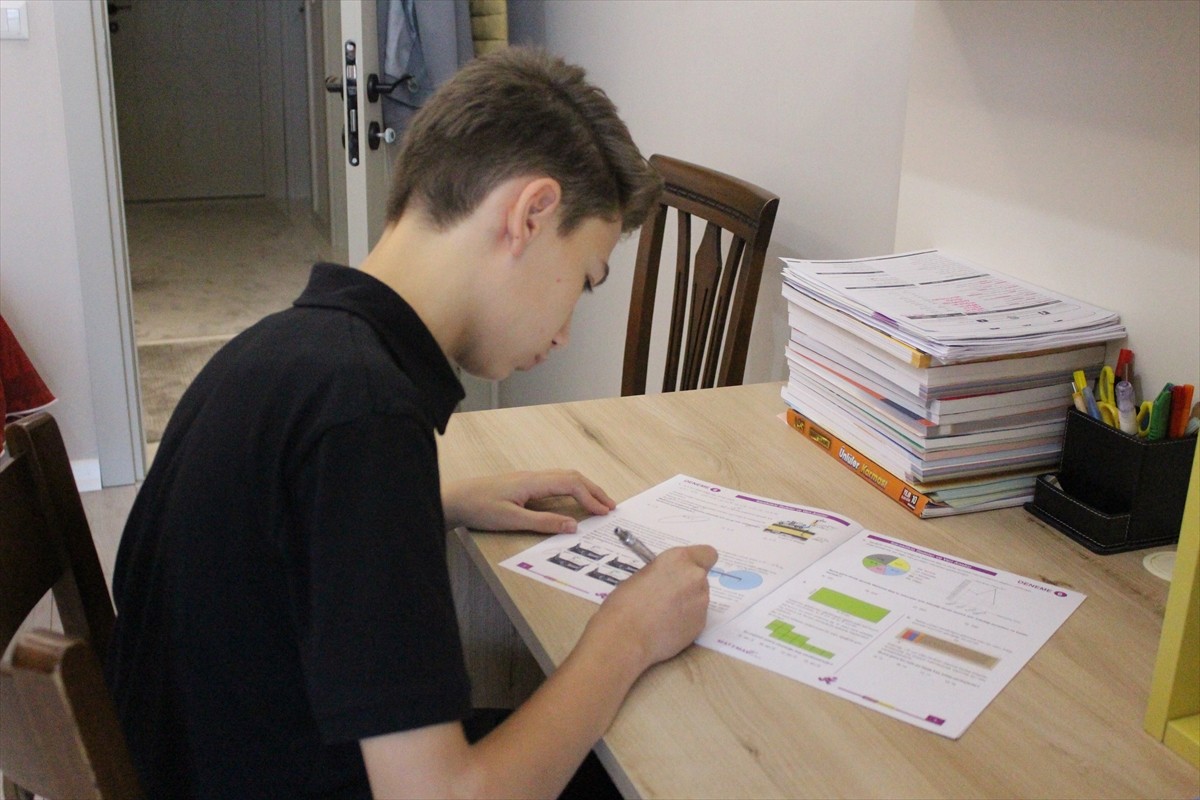 Doğa Koleji'nin Liselere Geçiş Sistemi (LGS) kapsamındaki merkezi sınavda, Isparta'dan Salih Emre...