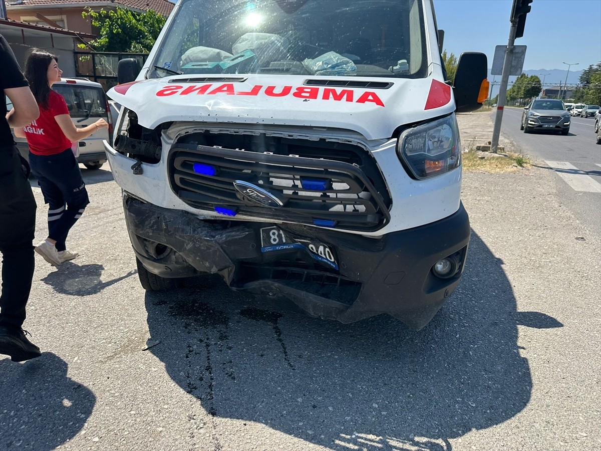 Düzce'de otomobil ile ambulansın çarpışması sonucu 2 kişi yaralandı.