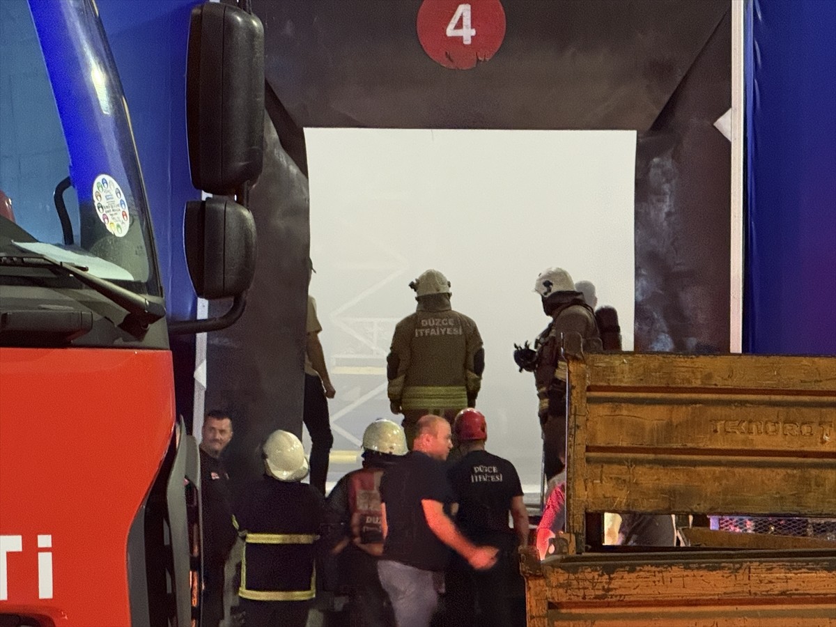 Düzce'de otomotiv yedek parça üreten fabrikada çıkan yangın hasara neden oldu. Dumanları fark eden...