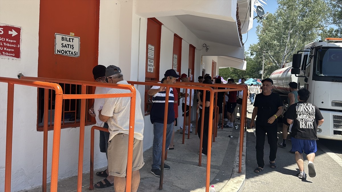 Edirne'de, 664. Kırkpınar Tarihi Güreşleri kapsamında polis ekipleri, "karaborsa" bilet satışına...