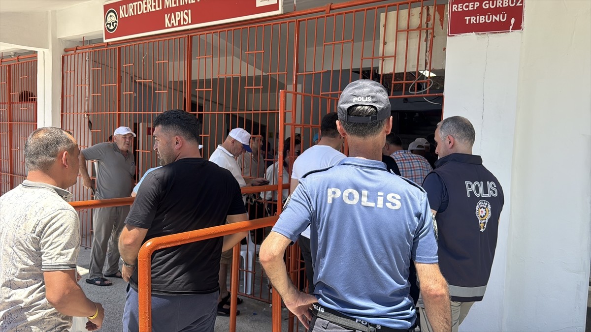 Edirne'de, 664. Kırkpınar Tarihi Güreşleri kapsamında polis ekipleri, "karaborsa" bilet satışına...