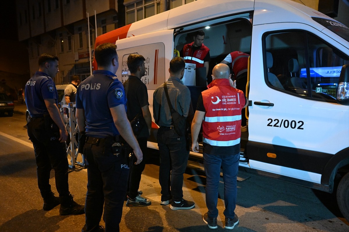 Edirne'de "Düzensiz Göç ile Mücadeleye Yönelik Huzur Uygulaması " kapsamında 6 düzensiz göçmen...