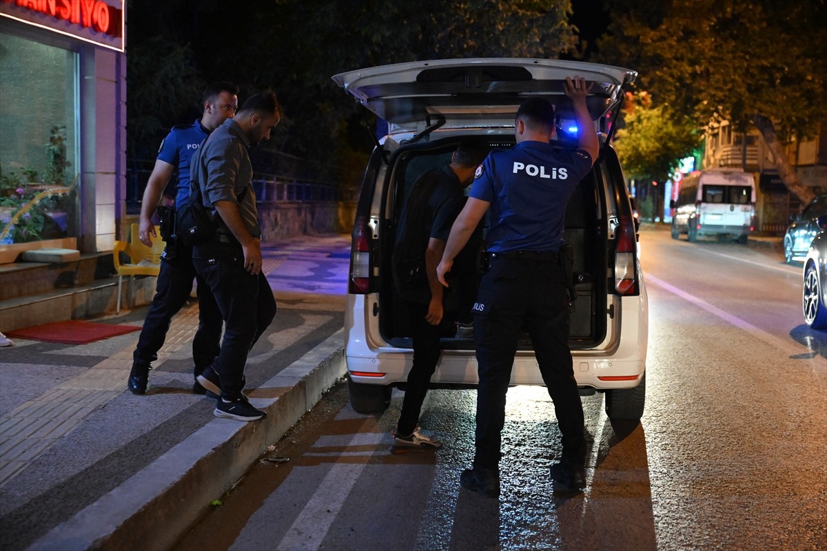 Edirne'de "Düzensiz Göç ile Mücadeleye Yönelik Huzur Uygulaması " kapsamında 6 düzensiz göçmen...