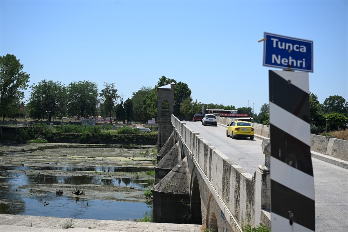 Edirne'den geçen Meriç ve Tunca nehirlerinin debileri geçen yılın aynı dönemine göre yarı yarıya...