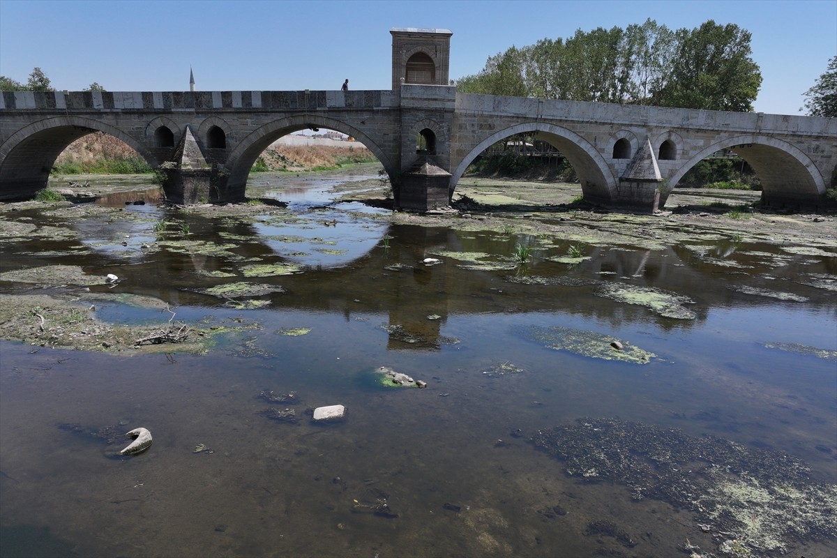 Edirne'den geçen Meriç ve Tunca nehirlerinin debileri geçen yılın aynı dönemine göre yarı yarıya...