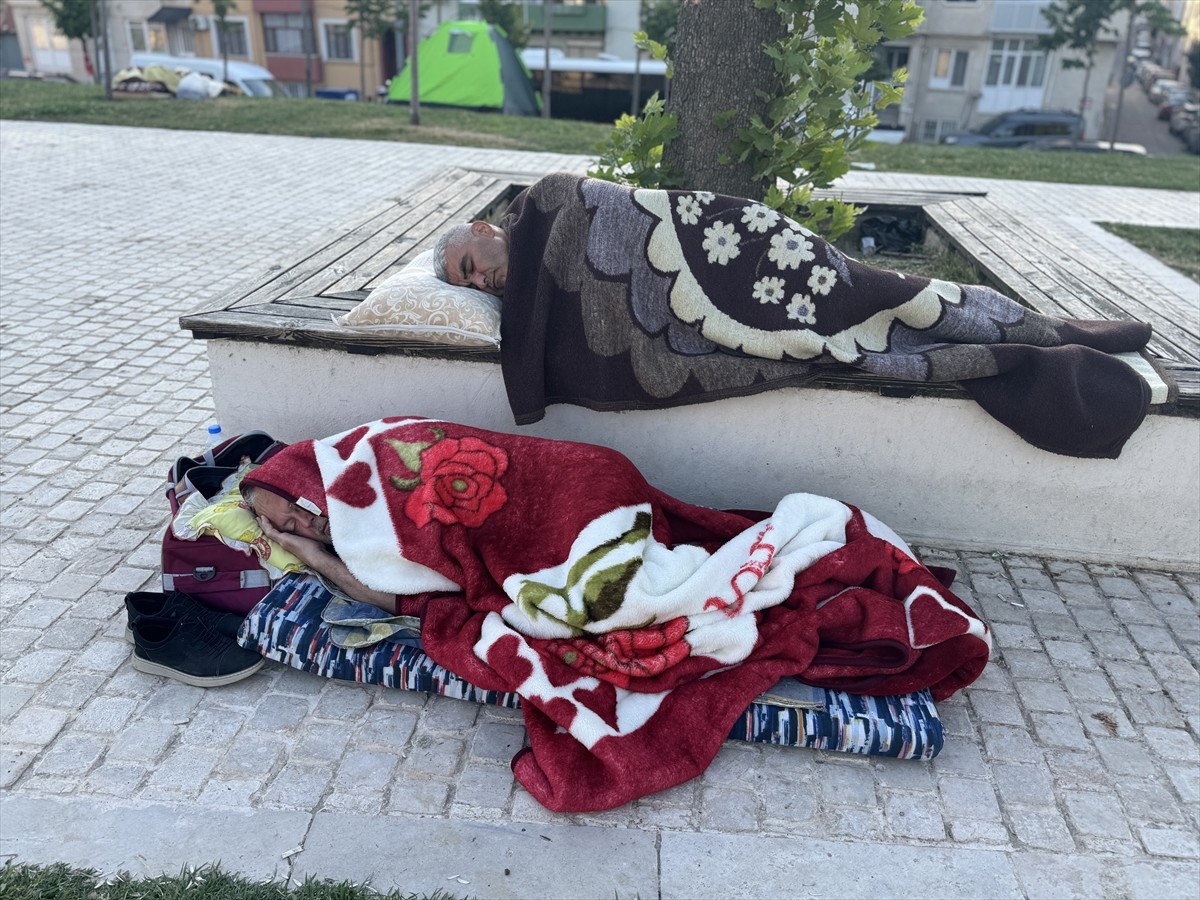 Edirne'ye 664. Kırkpınar Yağlı Güreşleri'ni izlemeye gelen birçok kişi, otellerde yer bulamamaları...