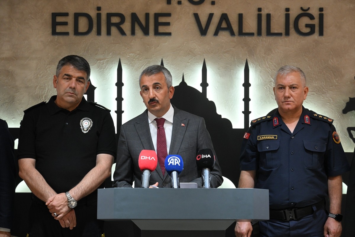 Edirne Valisi Yunus Sezer (ortada), dün Edirne'deki sınır kapılarında 62 bin 263 yolcu ve 14 bin...