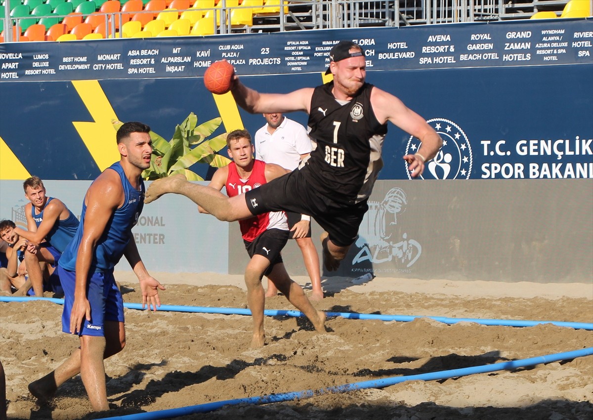 EHF Avrupa Plaj Hentbolu Şampiyonası'nda kadın ve erkeklerde yarı final eşleşmeleri belli oldu....