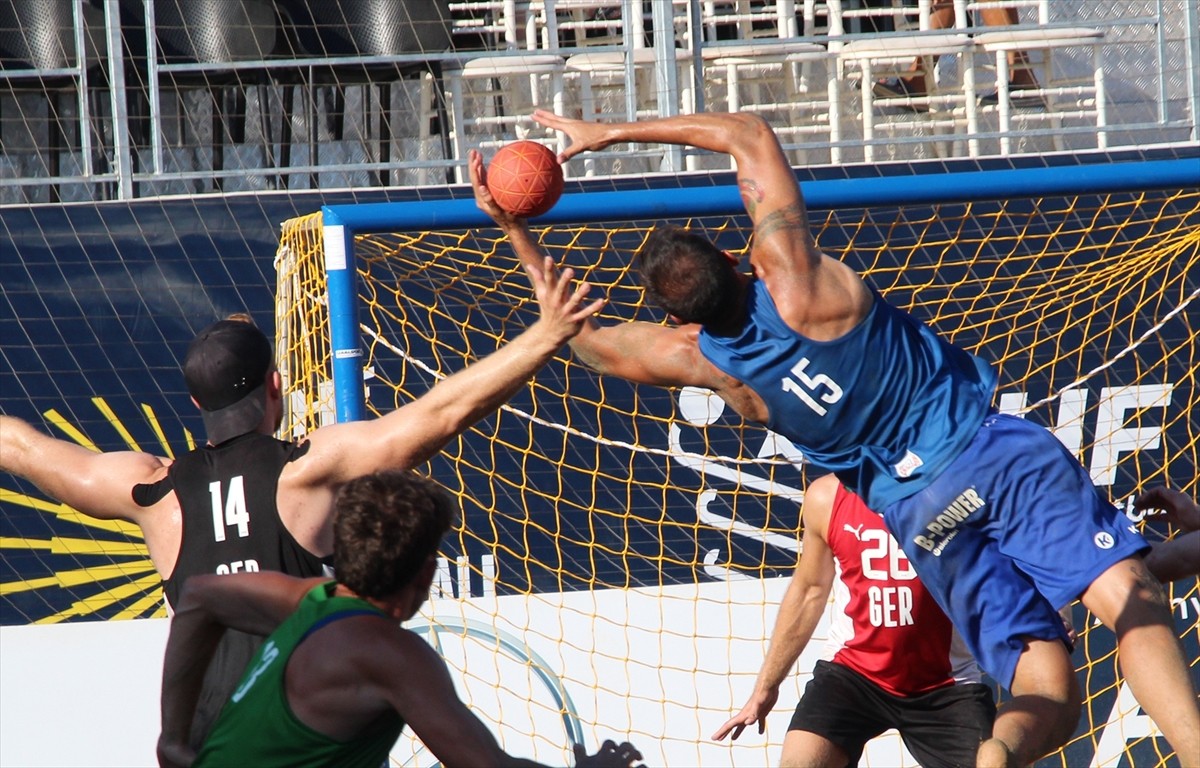 EHF Avrupa Plaj Hentbolu Şampiyonası'nda kadın ve erkeklerde yarı final eşleşmeleri belli oldu....