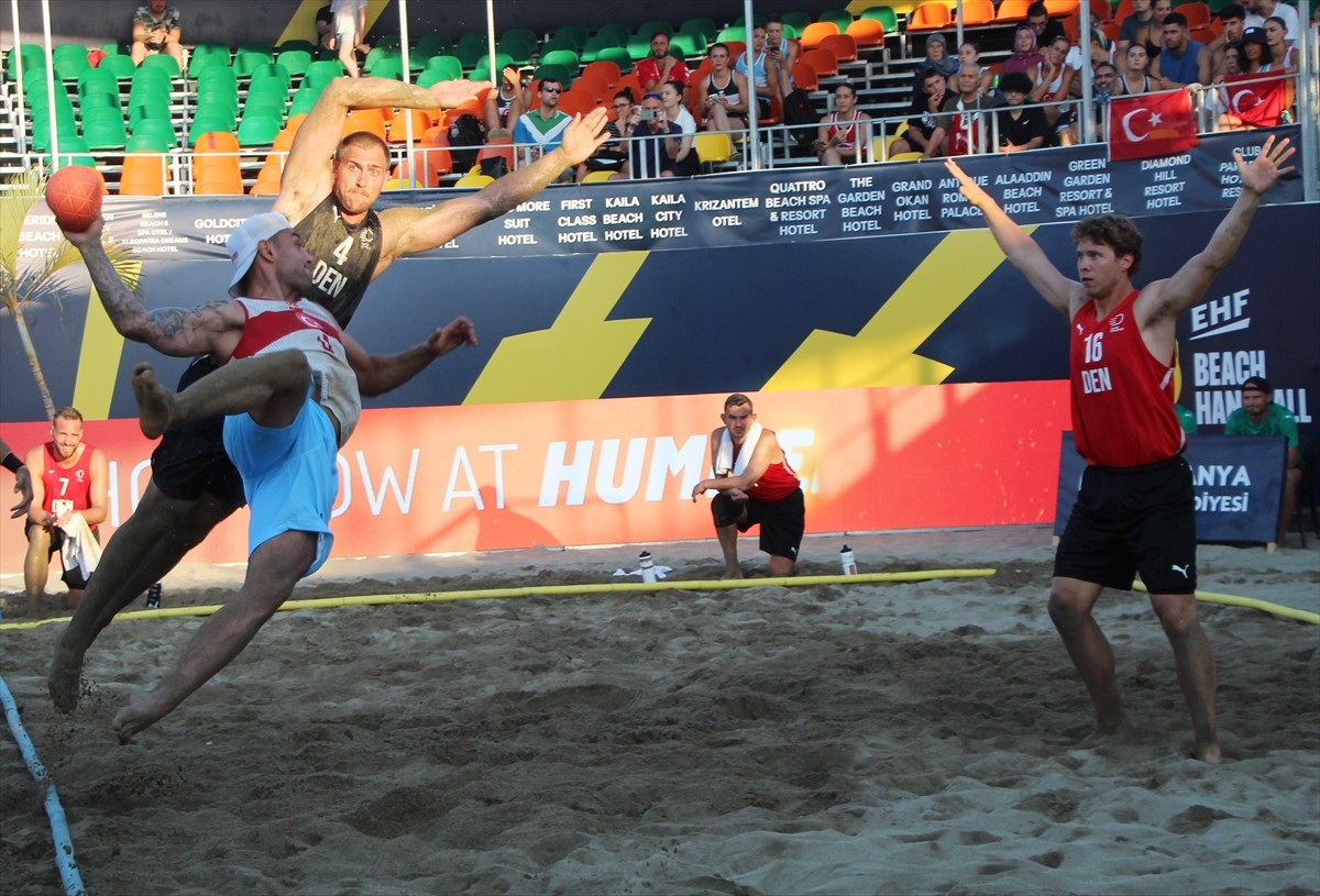 EHF Avrupa Plaj Hentbolu Şampiyonası, Antalya'nın Alanya ilçesinde grup maçlarıyla devam ediyor. A...