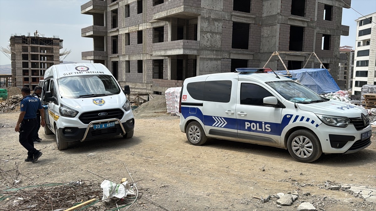 Elazığ'da inşaattan düşen işçi hayatını kaybetti.