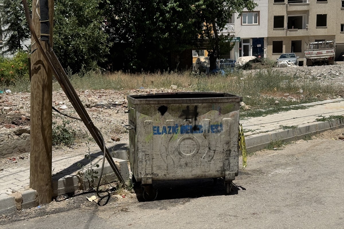 Elazığ'da, Kültür Mahallesi Kayısılı Sokak'ta çöp konteynerinde yeni doğmuş bebek...