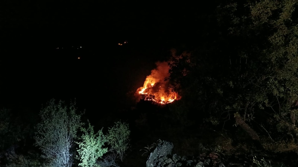  Elazığ'ın Sivrice ilçesinde çıkan örtü yangını söndürülmeye çalışılıyor.