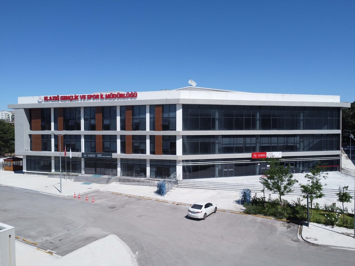 Elazığ Atatürk Stadyumu, bünyesinde oluşturulan salonlarda yıl boyu 21 branştan binlerce spor...