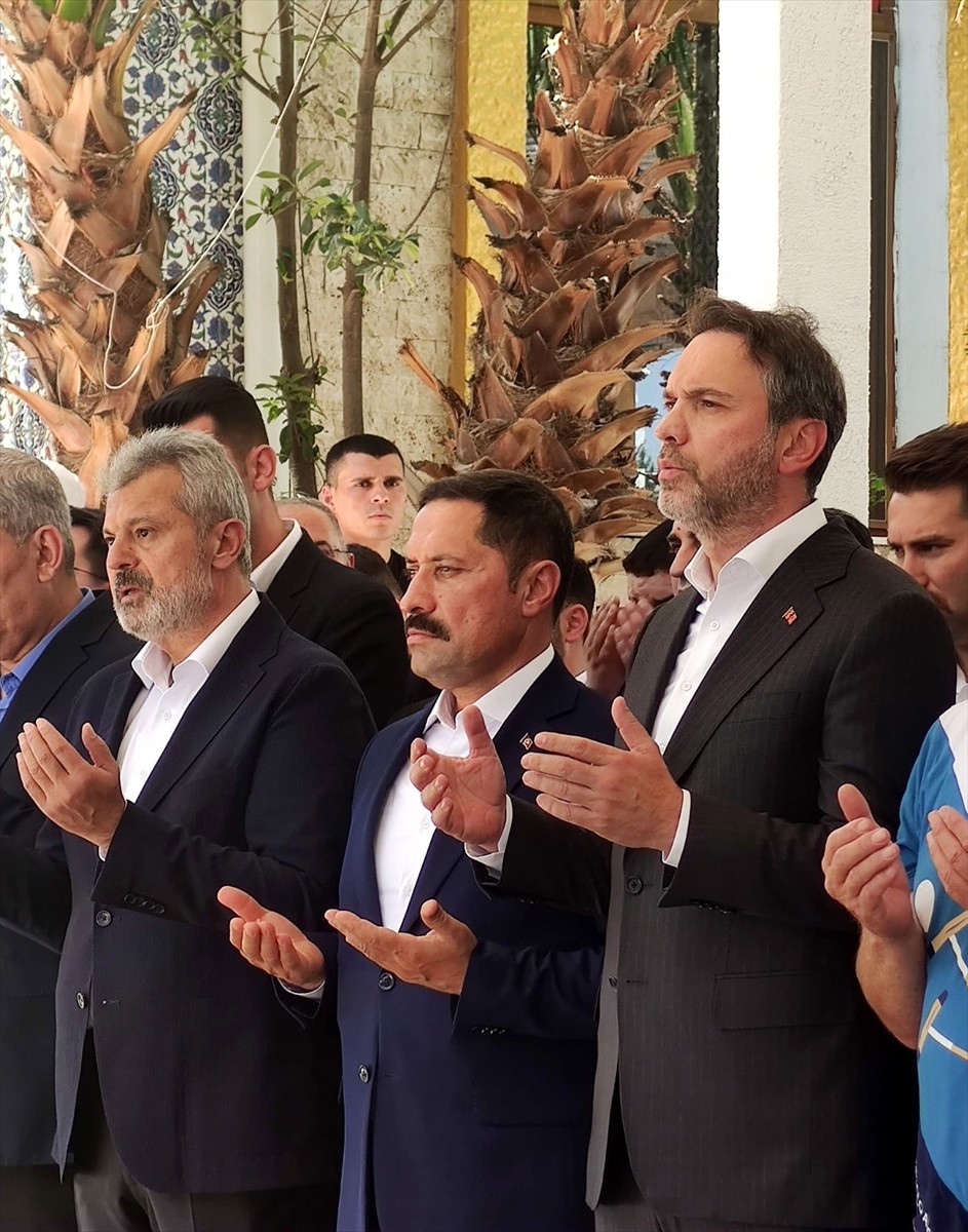 Enerji ve Tabii Kaynaklar Bakanı Alparslan Bayraktar'ın (sağ 3) 83 yaşında hayatını kaybeden...