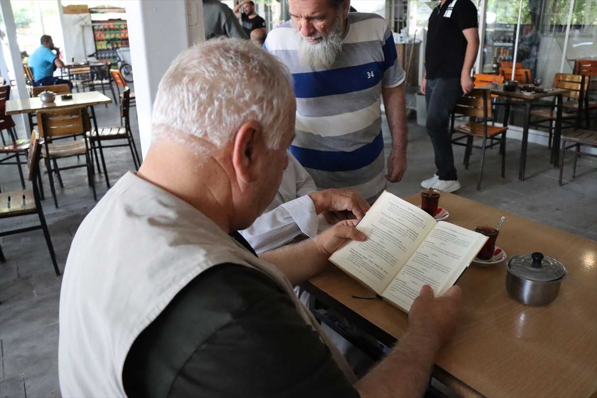 Erzincan'da kitaplık kazandırılan cami altındaki çay ocağı, mahallenin adeta kültür merkezi oldu....