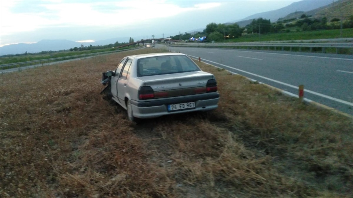 Erzincan'da meydana gelen iki trafik kazasında 5 kişi yaralandı.