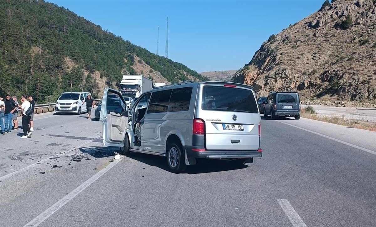 Erzincan'ın Refahiye ilçesinde, hafif ticari araç ile panelvanın çarpışması sonucu 1 çocuk öldü...