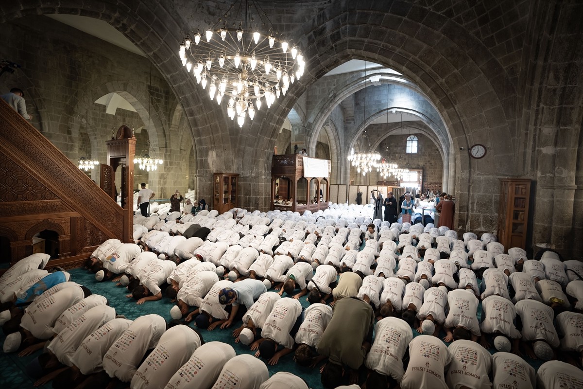 Erzurum'da 6 bin çocuk "Büyük Cami Buluşması" kapsamında tarihi camide bir araya geldi. Türkiye...