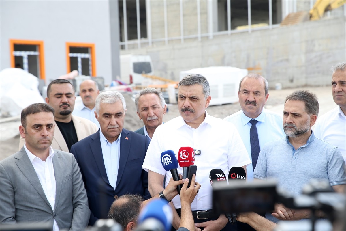 Erzurum'da 8 bin kişinin istihdam edileceği 7 milyar liralık yatırımla kurulan 2. Organize Sanayi...