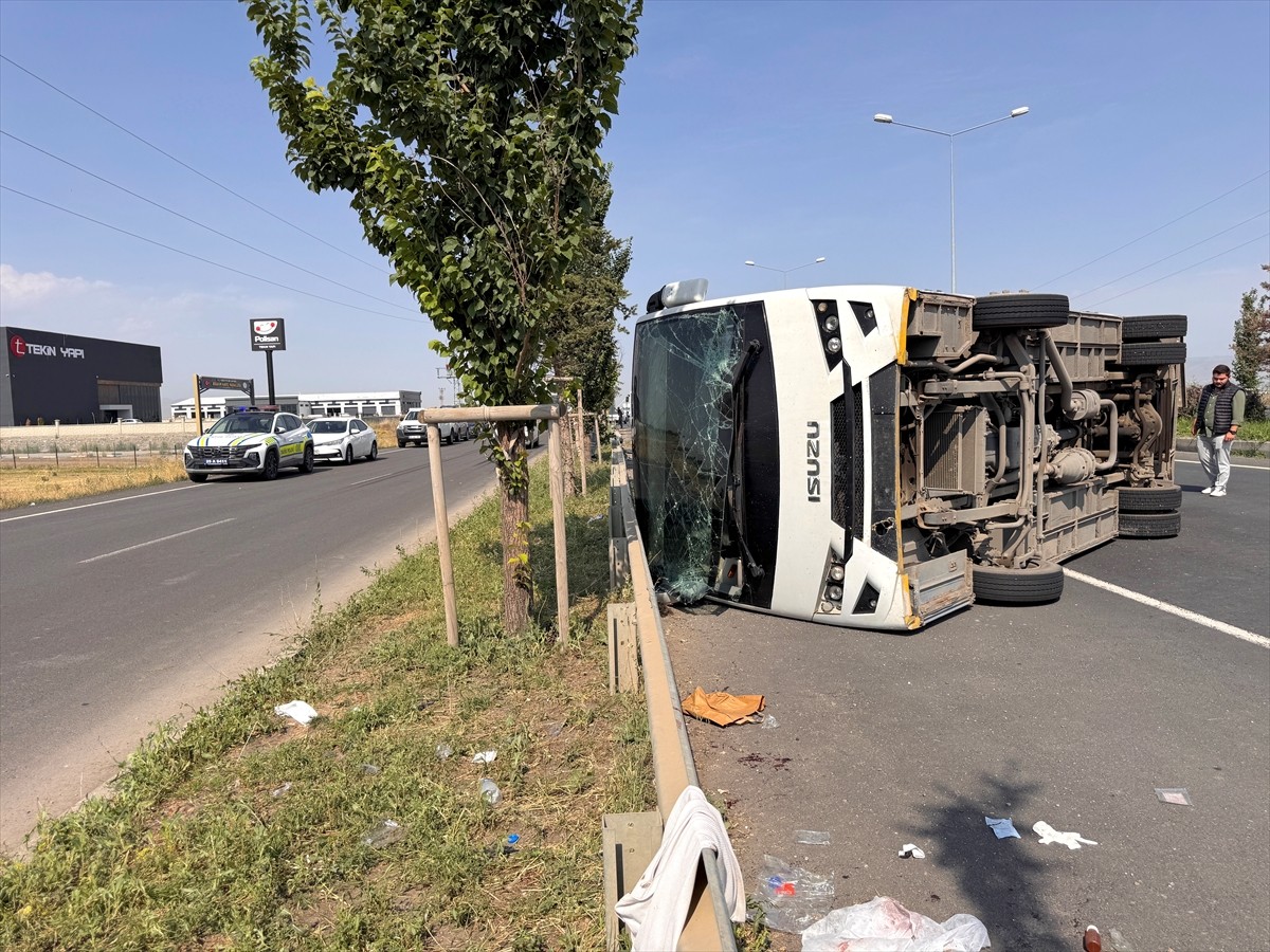 Erzurum'da, askeri personel taşıyan servis midibüsünün devrildiği kazada 13 kişi hafif...