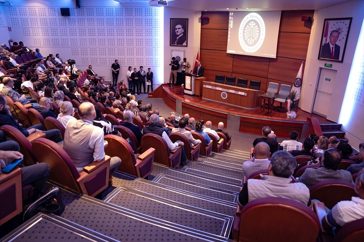 Erzurum'da Atatürk Üniversitesi Prof. Dr. Kemal Bıyıkoğlu Konferans Salonu'nda, akademisyenlerin...