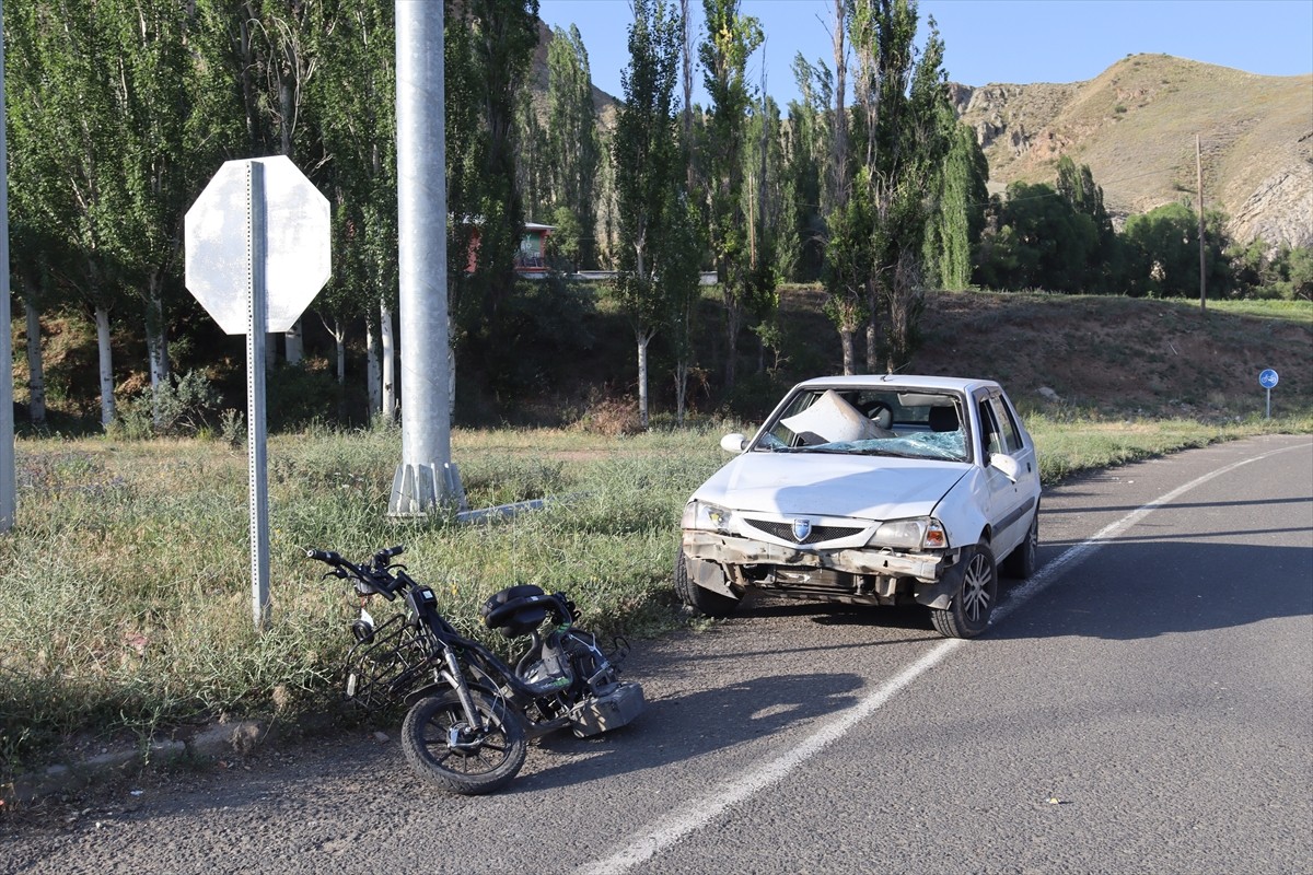 Erzurum'un Narman ilçesinde otomobil ile elektrikli bisikletin çarpışması sonucu 2'si ağır 3 kişi...