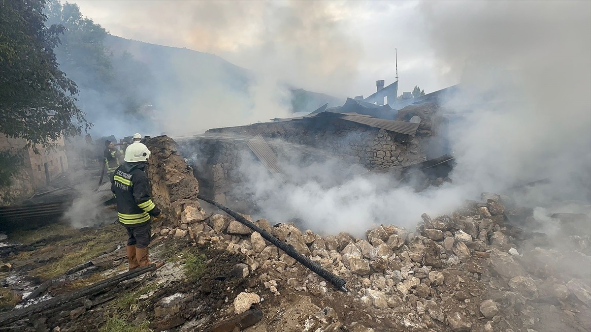 Erzurum'un Pazaryolu ilçesinde 4 ev, 3 ahır ve bazı samanlıklar yandı. Yangın yerine itfaiye...