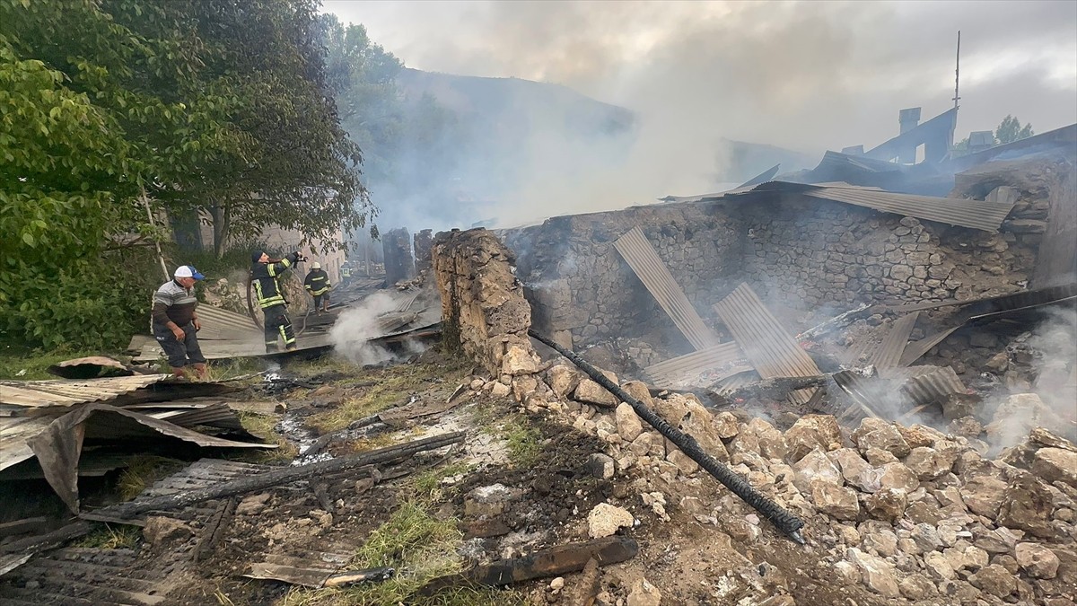Erzurum'un Pazaryolu ilçesinde 4 ev, 3 ahır ve bazı samanlıklar yandı. Yangın yerine itfaiye...