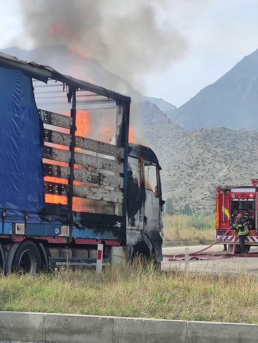 Erzurum'un Uzundere ilçesinde tırda çıkan yangın, itfaiye ekiplerince söndürüldü.