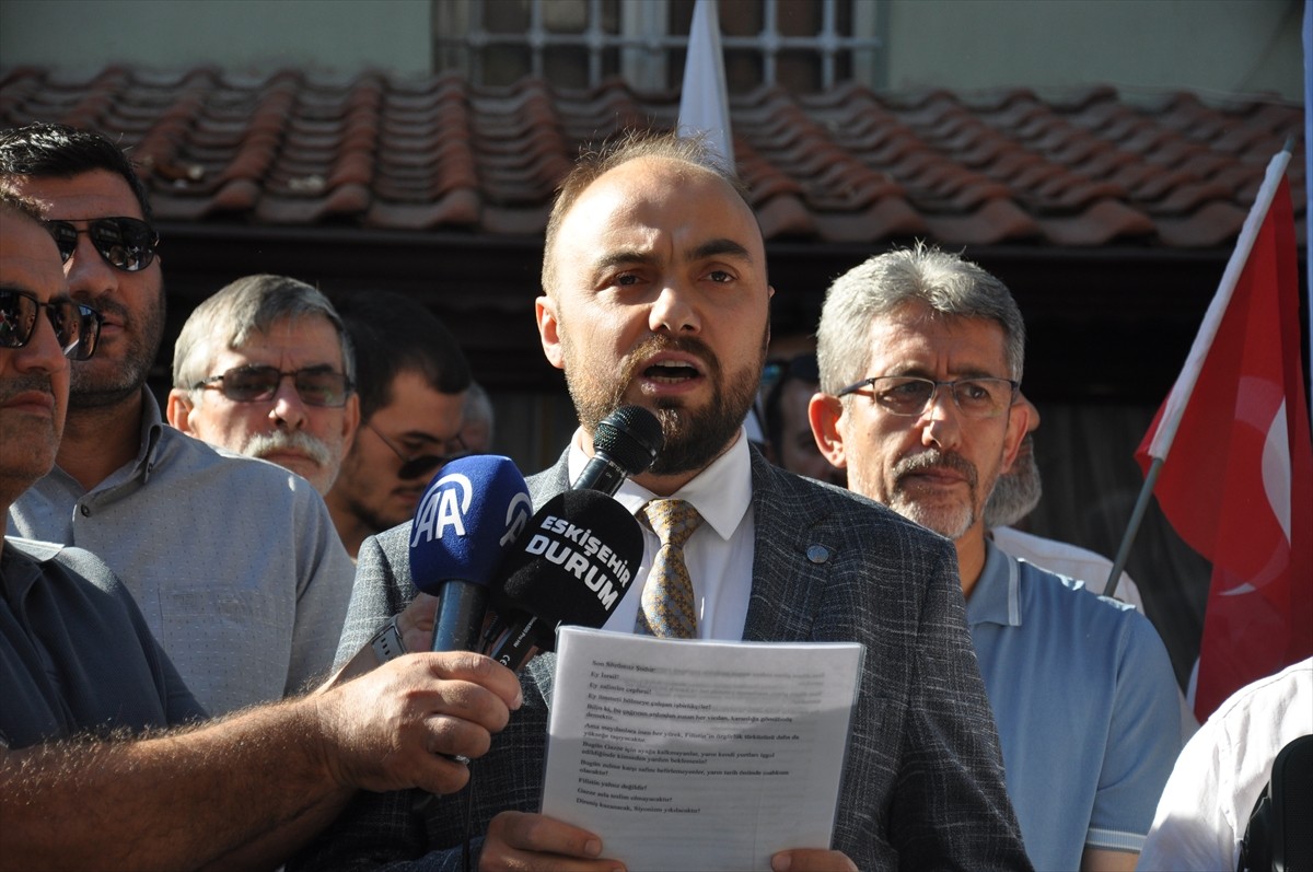 Eskişehir'de, Anadolu Gençlik Derneği (AGD) ve Milli Gençlik Vakfı (MGV) üyeleri, İsrail'in...