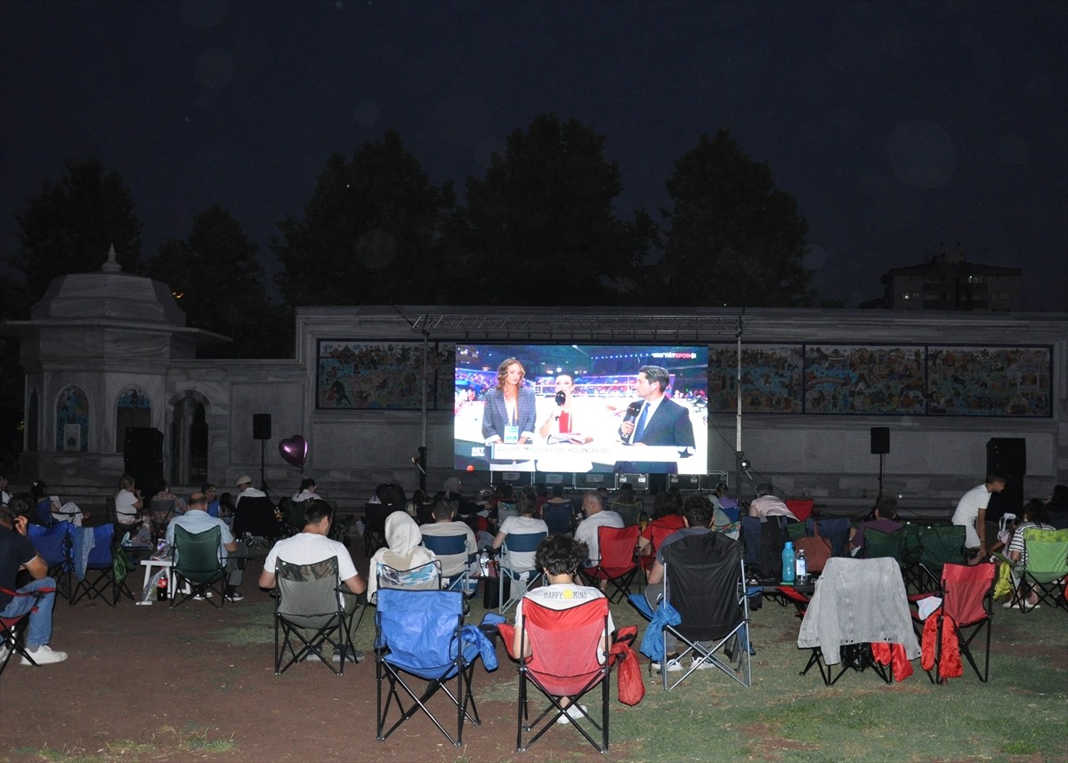 Eskişehir'de vatandaşlar, A Milli Kadın Voleybol Takımı'nın 2025 FIVB Milletler Ligi'nde (VNL)...