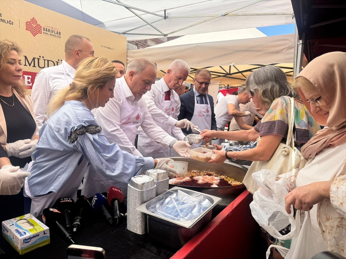 Fatih Belediyesinin işbirliğiyle Vakfılar Genel Müdürlüğünün desteğiyle düzenlenen Mısır Çarşısı...