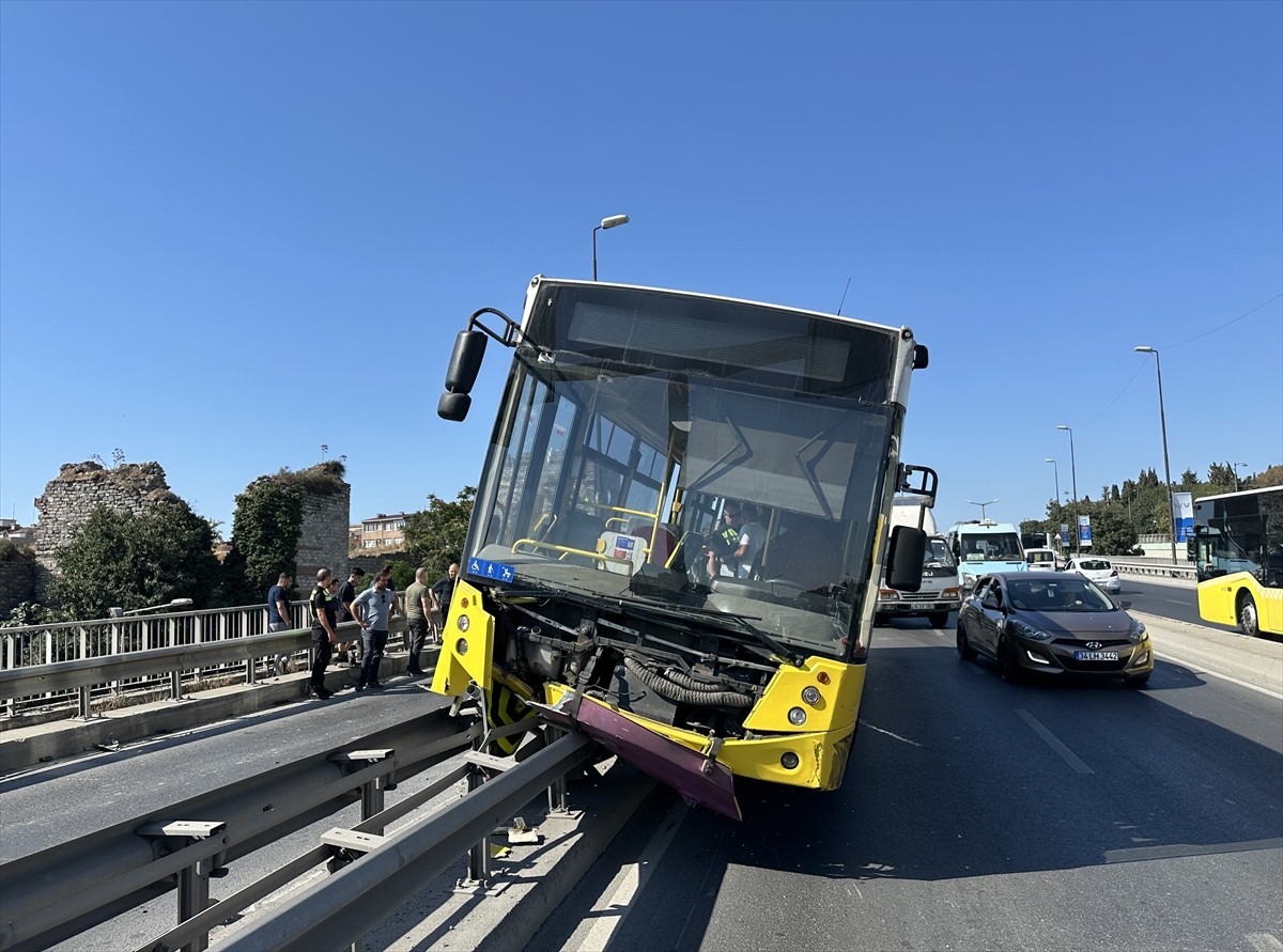 Fatih Topkapı Mahallesi 10'uncu Yıl Caddesi'nde ilerleyen, içinde yolcu bulunmayan İETT otobüsü...