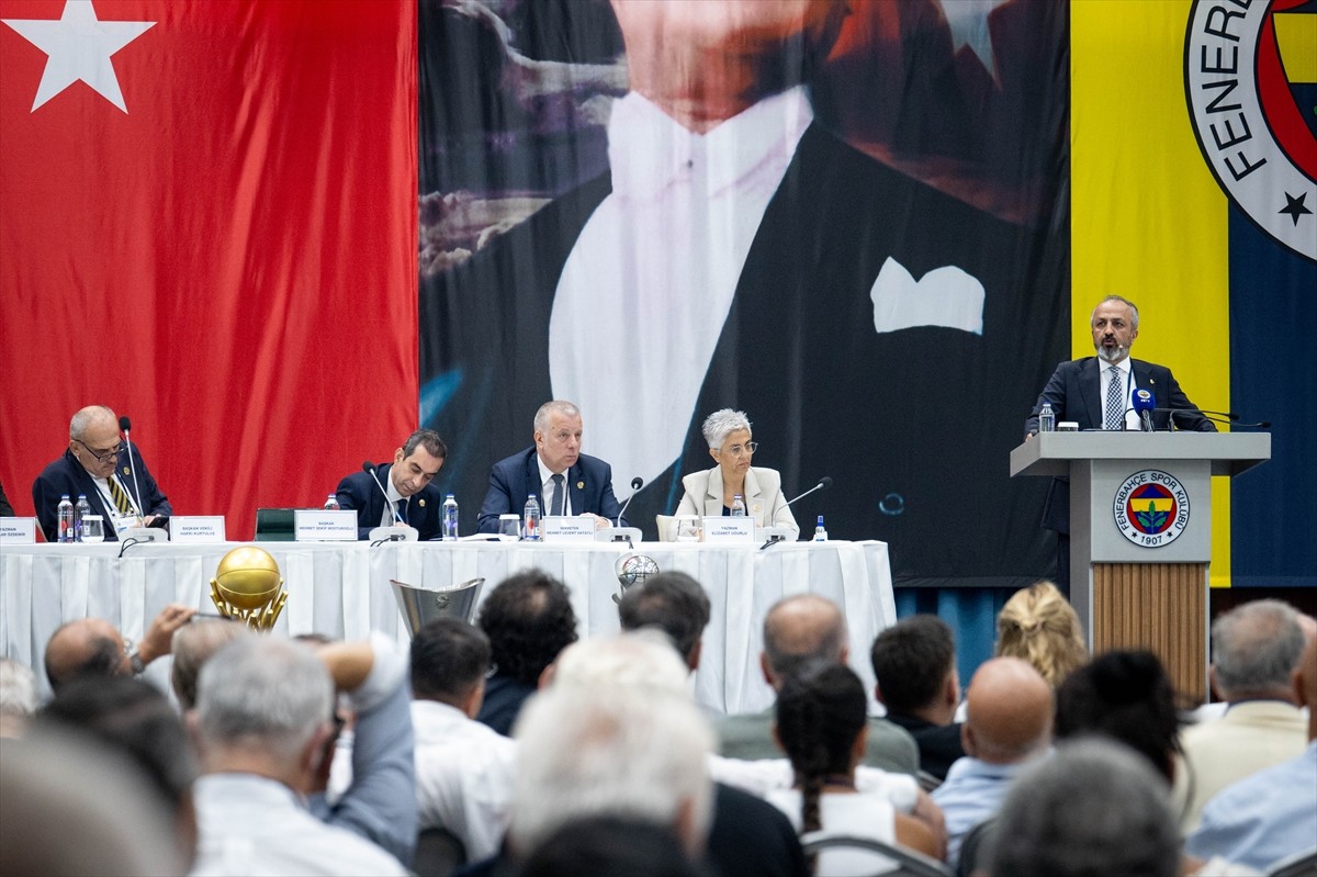 Fenerbahçe Yüksek Divan Kurulu toplantısı, Kalamış'taki Fenerbahçe Faruk Ilgaz Tesisleri'nde...